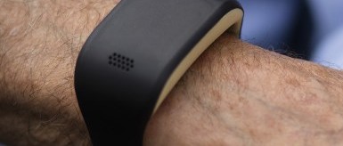 Intelligente armband bewaakt ouderen