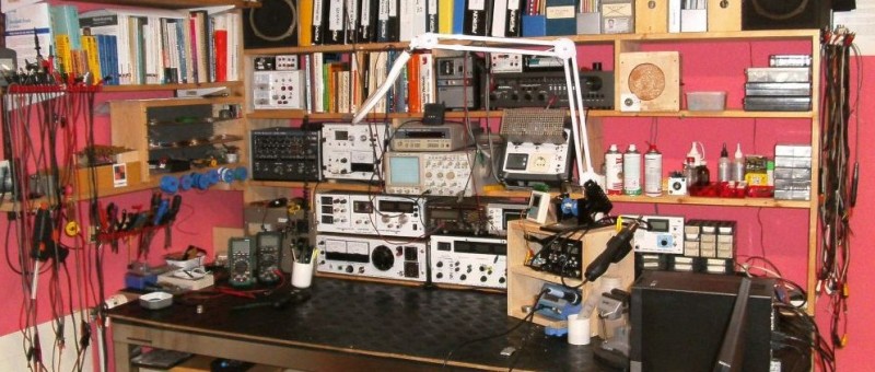 Een werkruimte voor retro radio’s en zelfbouw elektronica