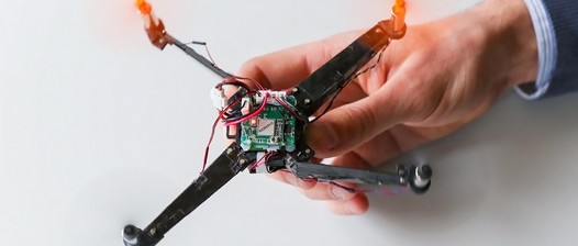 Drone met automatisch uitvouwbare armen