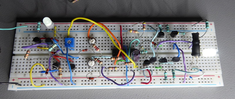 Analogue alternating linear LED fader using 2 different approaches