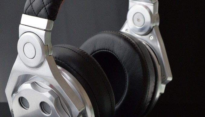Switchable open/closed headphones