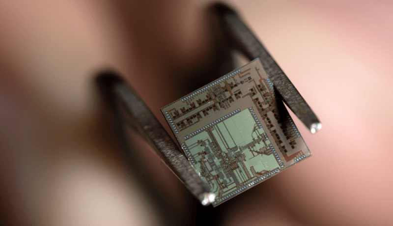 The “end-to-end transmitter-receiver” chip boasts a unique architecture combining digital and analog components on a single platform (Photo: Steve Zylius / UCI).