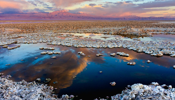 Salar de Atacama in Chile. By Francesco Mocellin. CC BY-SA 3.0 licence