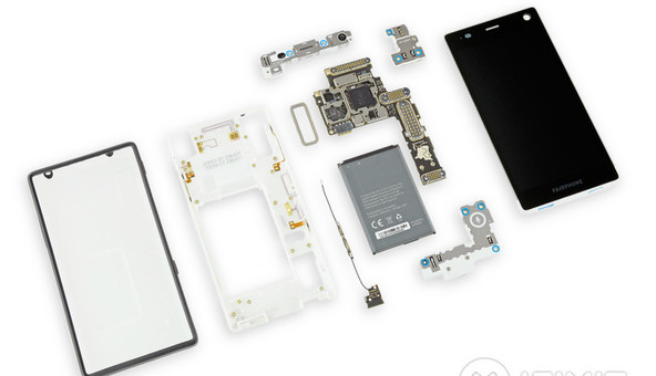 Fairphone 2 disassembled (with 1 tool). Image : iFixit