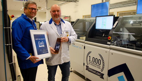 Official handover of the 1,000th VERSAFLOW 3/45 in the NOTE location Norrtälje: Peter Bohlin (right), Managing Director, NOTE Norrtelje AB, with Ersa General Sales Manager Rainer Krauss