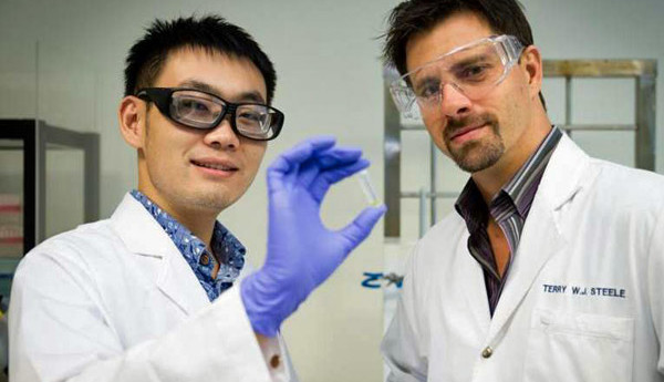 Terry Steele (rechts) und der Student Gao Feng (links) entwickelten einen elektrisch aushärtenden Kleber. Bild: Nanyang Technological University