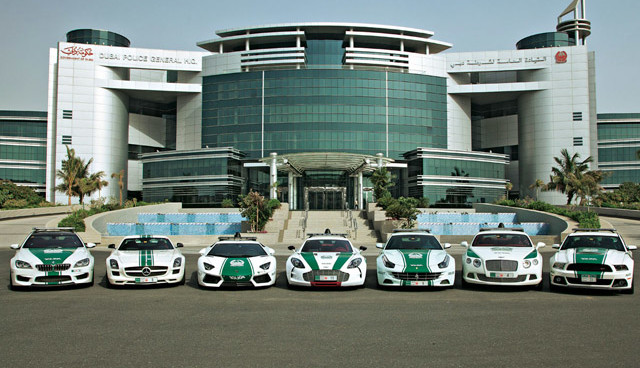 Hauptquartier der Polizei in Dubai mit imposanter Fahrzeugflotte. Bild: Dubai Police.