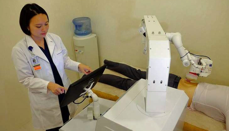 Menschen werden von einem Roboter massiert: Bild: Nanyang Technoological University.