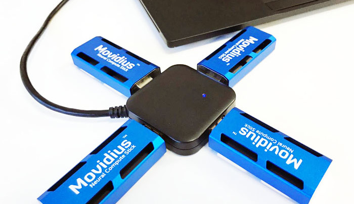 Vier Movidius-Sticks per USB-Hub an einem Laptop. Bild: Intel
 
