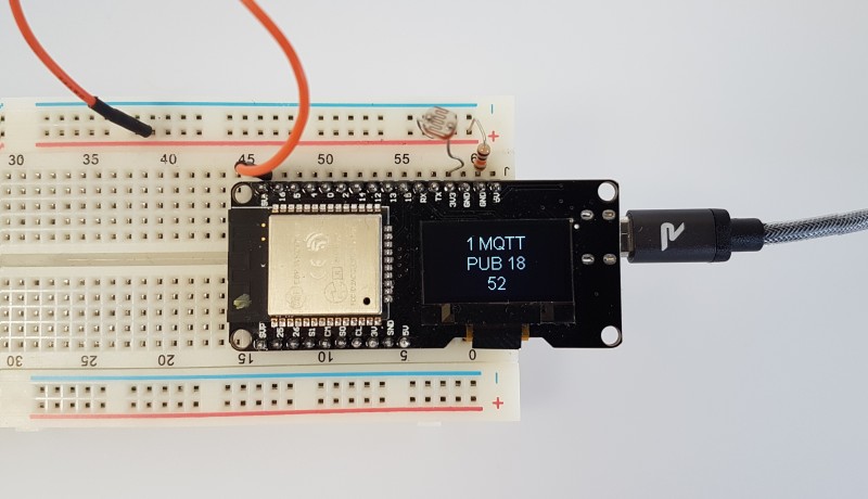 Die Werte des Fotosensors werden auf einem kleinen Display angezeigt und per MQTT ins Internet geschickt.