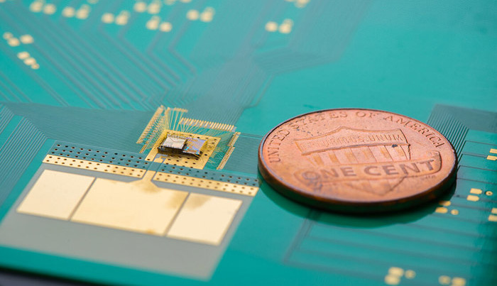 Wake-up-Chip im Chip-Stack links neben dem Cent senkt den Energieverbrauch. Bild: David Baillot/UCSD.
