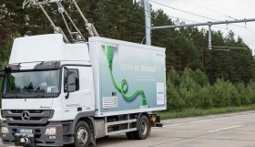 Elektrifizierter LKW auf einer Autobahn-Teststrecke bei Berlin