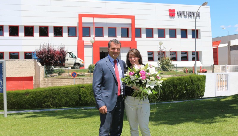 Herr Eusebi Cima, Geschäftsführer Vertrieb von Würth Spanien begrüsst die 70.000. Mitarbeiterin der Würth-Gruppe, Frau Itzar Abal.