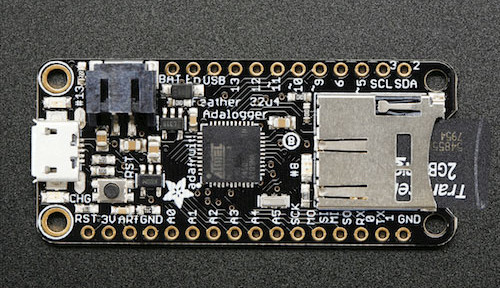 Der Adalogger ist mit USB und microSD-Slot ausgestattet