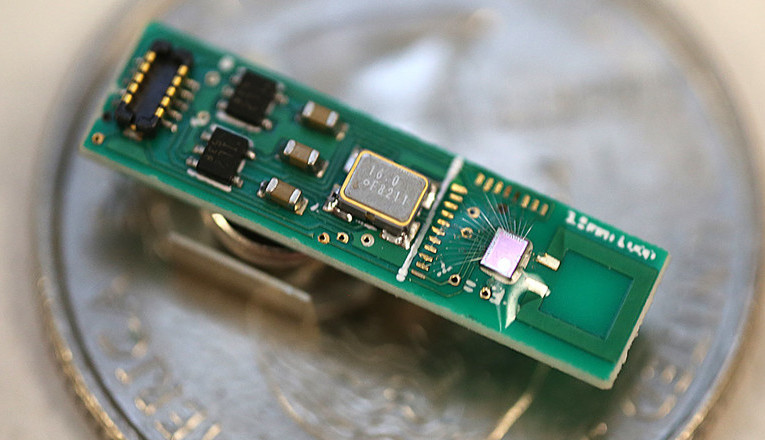 Der Bluetooth-Sender (rechter Chip) ist mit einer magnetischen Monopolantenne (ganz rechts) verbunden, die Teil des Resonators ist. Die linke Seite der Platine ist lediglich eine „Testfläche“. (Foto: University of Michigan).
