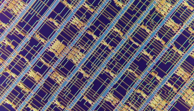 Mikroskopie eines Mikroprozessors aus Kohlenstoff-Nanoröhrchen. Bild: Felice Frankel / MIT.