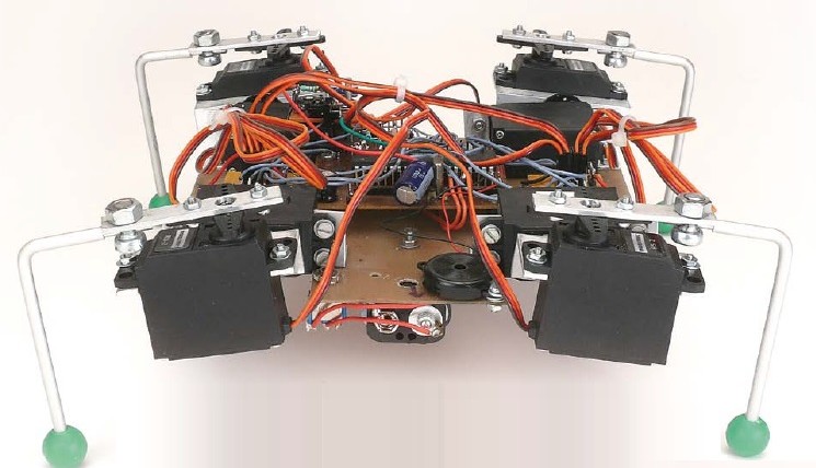 Technik im Mai: DIY-LiPo-Ladegerät, der QuadroWalker-Roboter, KI aus den 80ern und mehr