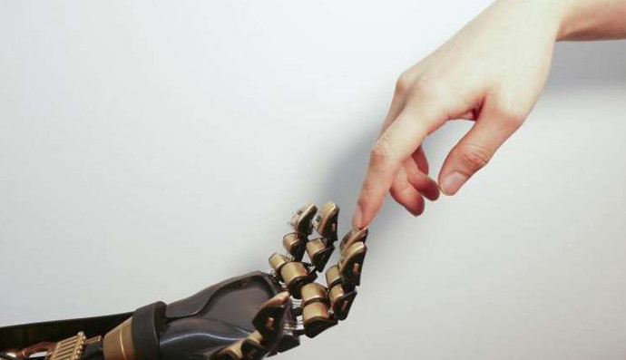 Menschlicher Finger berührt Roboterfinger. Bild: Bao Lab