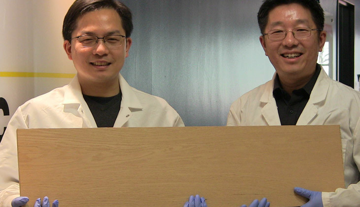 Liangbing Hu (links) und Teng Li (rechts) können Holz 10 mal stärker und zäher als bisher. Bild: University of Maryland.