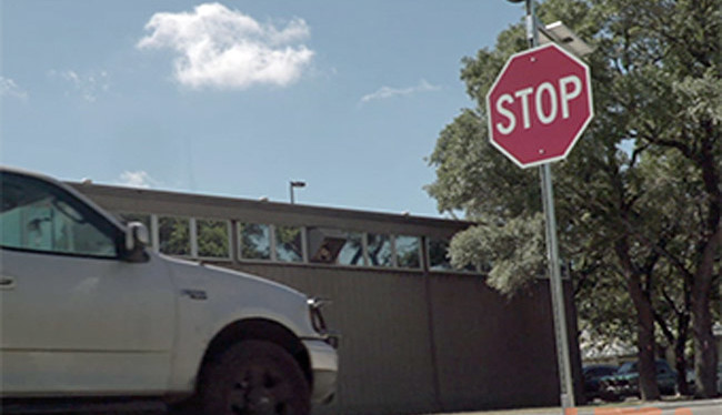 Sensorgesteuertes Stoppschild erkennt Autos und blinkt. Bild: utsa.edu