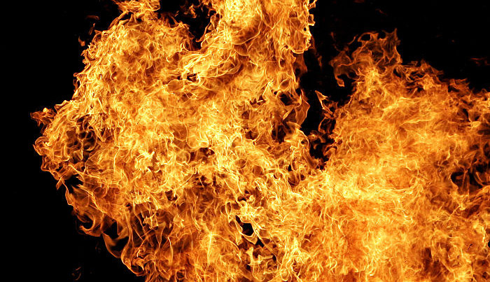 Brände können u.U. auch durch Vakuum bekämpft werden. Bild: Fir0002/Flagstaffotos