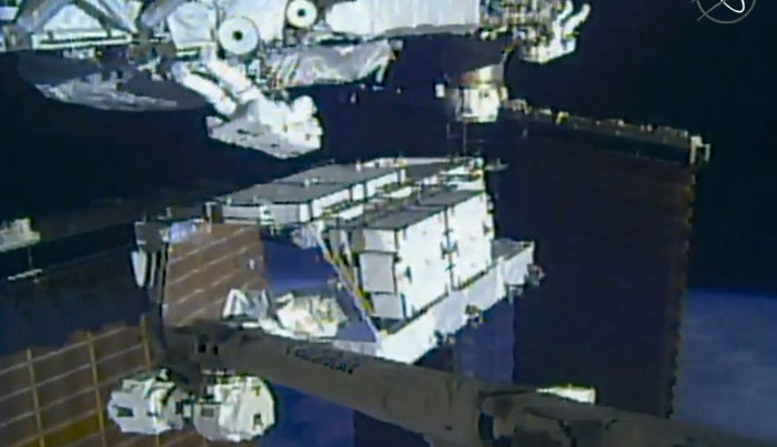 Die NASA-Astronauten Christina Koch und Andrew Morgan außerhalb der ISS. Bild aus einem Video der NASA.