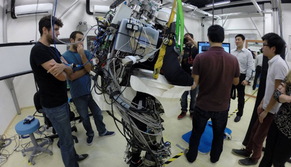 Un pied robotisé pour lancer la Coupe du monde