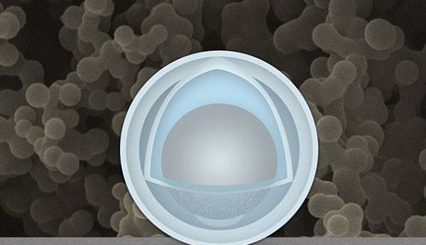 Un noyau d'aluminium enveloppé de dioxyde de titane constitue l'anode de la batterie.