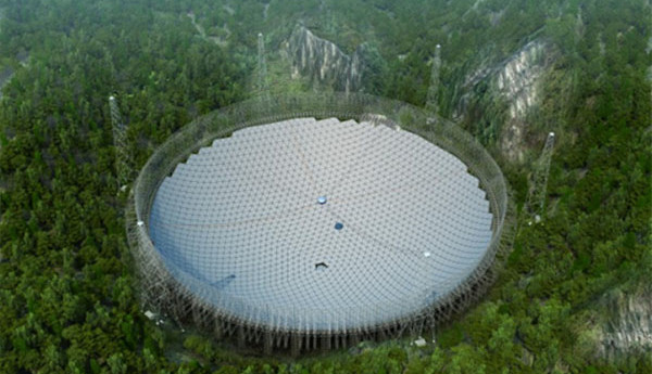 Le radiotélescope est situé dans une vallée distante de toute habitation.