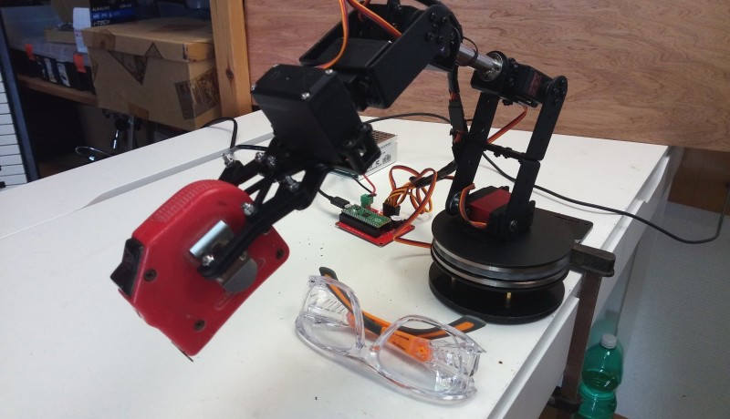 Pas pour les mauviettes - kit bras robotique 6-DOF de Makerfabs avec Raspberry Pi Pico