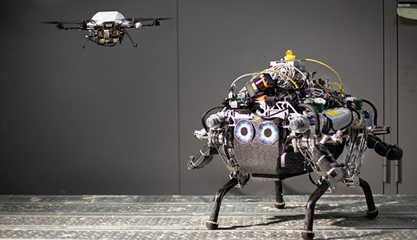 Le drone reconnaît le terrain avant que le robot ne le parcoure.