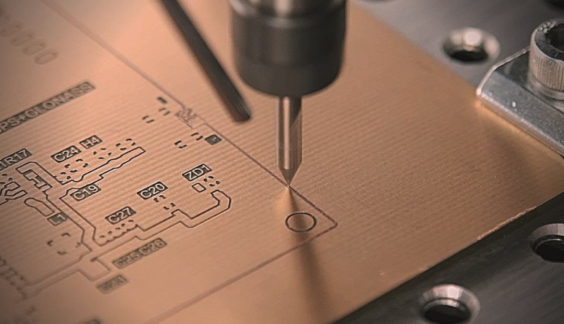 Circuits imprimés en CNC (Partie 2) : Gravure et perçage des pastilles et des vias