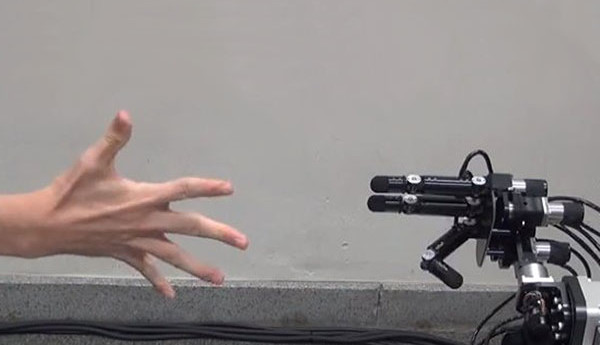 Le Janken Robot réagit si vite qu'il donne l'illusion de la simultanéité.