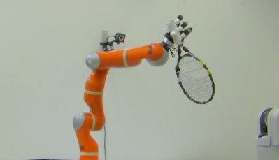 Robotarm grijpt voorwerpen uit de lucht