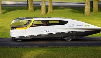 TU/e onthult eerste gezinsauto op zonne-energie