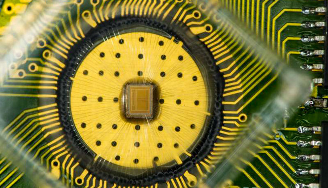 De PCM-demo-chip met 2 x 2 megacellen op een oppervlakte van maar 1 x 0,8 mm. Foto: IBM Research.