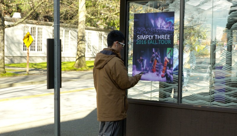 Onderzoekers gebruiken FM-radiosignalen om een poster in een bushalte in Seattle muziek en data naar een smartphone te laten sturen (foto: University of Washington).