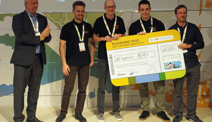 De winnaars van de NXP-Cup 2019 kregen van Rolf Nissen (links, NXP) een vliegticket overhandigd. Afbeelding: Elektor / TS