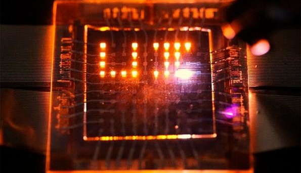 Nieuw type led van 80.000 cd/m2 werkt ook als lichtdetector