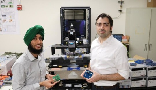 Amin Arbabian, hoogleraar elektrotechniek (r) en Angad Rekhi demonstreren hun ultrasone wake-up ontvanger.