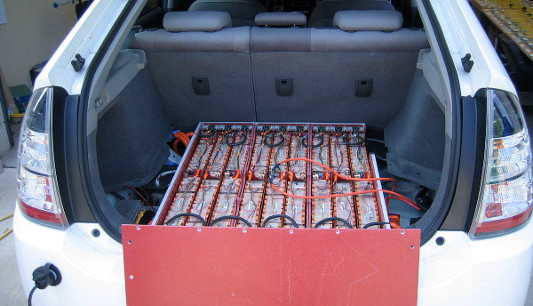 Lithium-ion-accupack van een Toyota Prius met geopende kap.