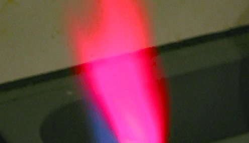 Verkleuring van een vlam door lithium.
