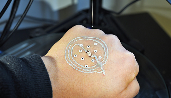 3D-printer drukt elektronica direct op de huid