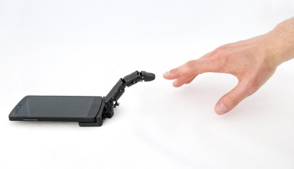 De robotvinger beweegt als een echte vinger... (foto: Marc Teyssier).