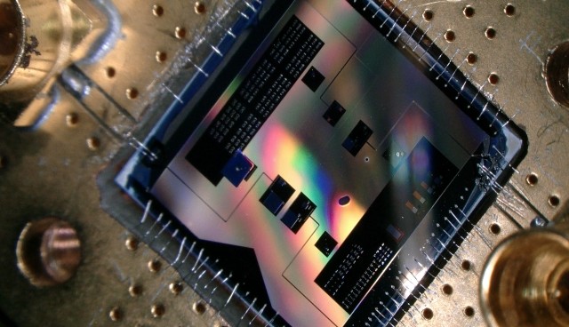 Met deze quantumchip (1 x 1 cm) kunnen de onderzoekers luisteren naar het zwakste radiosignaal dat de quantummechanica toelaat (foto: TU Delft).