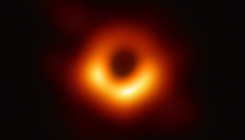 De allereerste opname van een zwart gat: het is omringd door een halo van heet gas (foto: EHT).