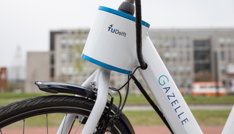 Het steer assist-prototype aan het stuur van de fiets (foto: TU Delft/Gazelle).