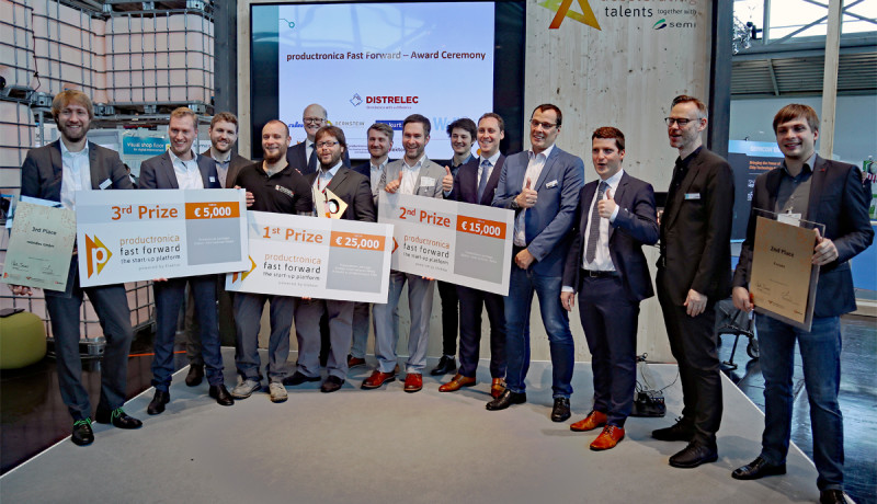 De winnaars en sponsors van de eerste Fast Forward Awards op de productronica-beurs.