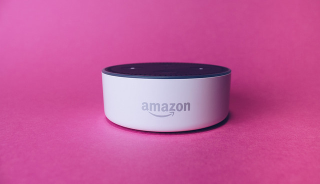 Amazon Echo Dot stemgecontroleerde speaker met Alexa virtuele assistent. Bron: Stock Catalog via Flickr CC BY 2.0.