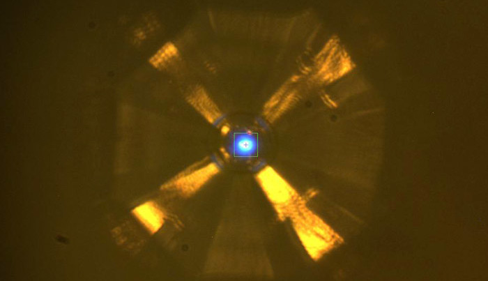 Bombardement met röntgenstralen voor analyse van de kristalstructuur. Afbeelding: Drozdov et al. / uchicago.edu.